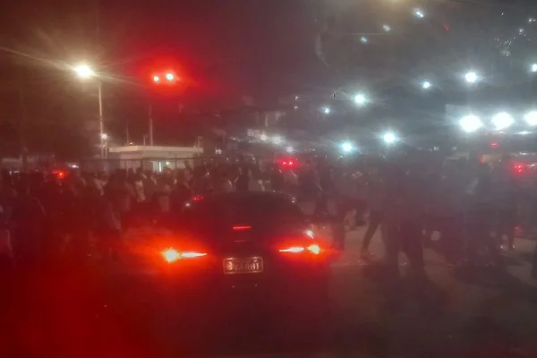 CARRO DO TJSP LEVANDO TORCEDOR UNIFORMIZADO AO ESTÁDIO DO MORUMBI - METRÓPOLES