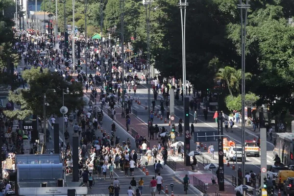 Avenida Paulista reabriu na manhã deste domingo (18) para pedestres, como parte do programa Ruas Abertas - Metrópoles