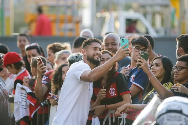 Imagem colorida de Pablo tirando fotos com a torcida do Flamengo em Brasília