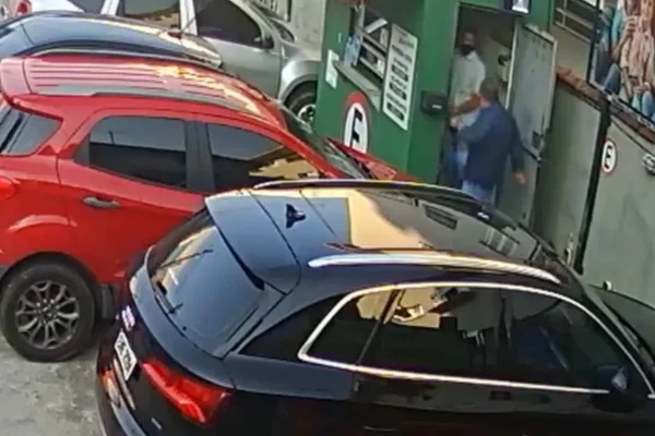 Manobrista agredido por cliente que se recusou a usar máscara de proteção