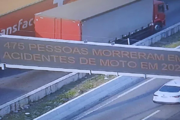Prefeitura espalha avisos após Justiça autorizar Uber a operar mototáxi
