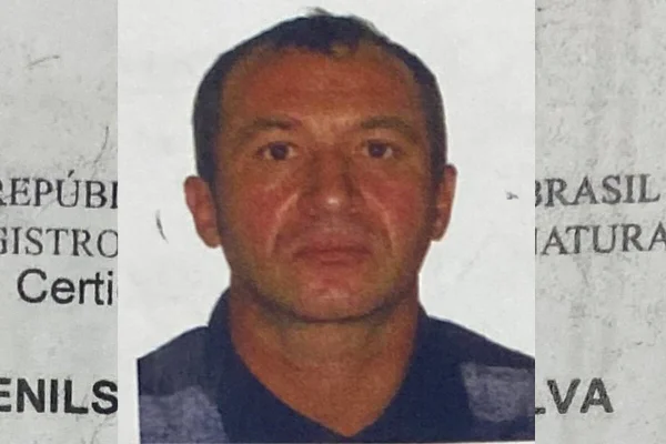 Retrato de homem branco, de camisa polo, de cabelos curtos e sem barba - Metrópoles