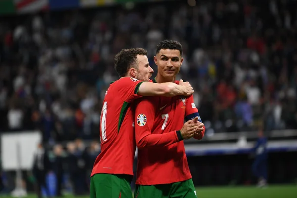 Foto colorida de Diogo Jota e Cristiano Ronaldo, durante jogo de Portugal pela Eurocopa 2024 - Metrópoles
