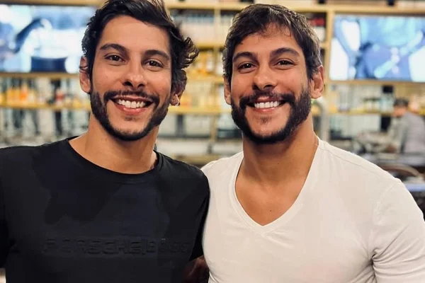 Irmão gêmeo de Shia Phoenix, John Johny tem nudes vazados - Metrópoles