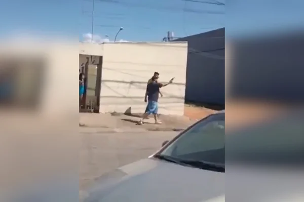 homem empunha pistola
