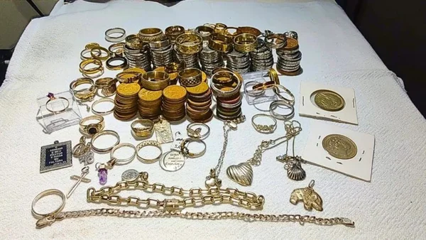 Imagem colorida de objetos encontrados em expedições nas praias - Metrópoles