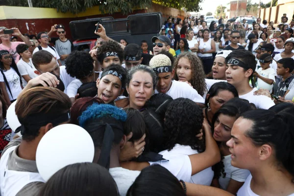 Após morte de professor, pais, alunos e docentes protestam no Entorno