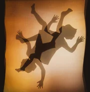 Alice Através das Sombras é uma produção da Cia. Lumiato