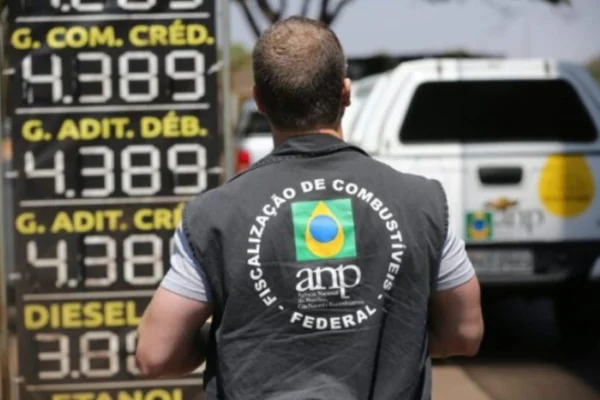 Foto colorida mostra técnico da ANP em fiscalização - Metrópoles
