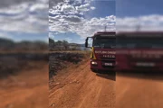 Bombeiros evitam que chamas chegassem a residências Bombeiros evitam que chamas chegassem a residências