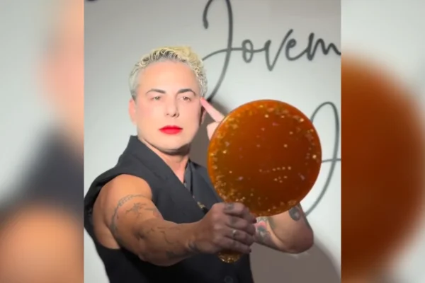 Dentista influencer é indiciada após pacientes relatarem deformidades