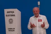 Lula ergue bandeira do Brasil após votar em São Bernardo do Campo - imagem 3 Lula ergue bandeira do Brasil após votar em São Bernardo do Campo - imagem 3