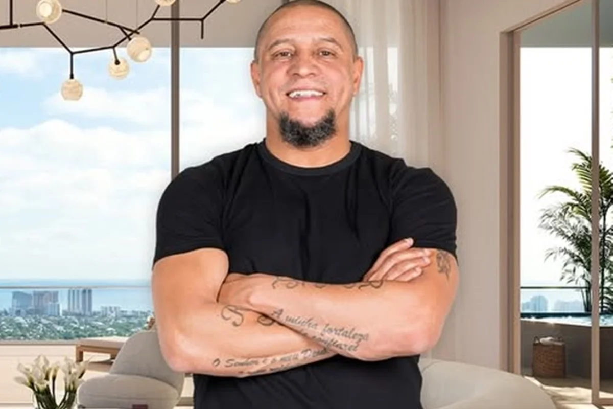 Roberto Carlos posa de braços cruzados Roberto Carlos posa de braços cruzados