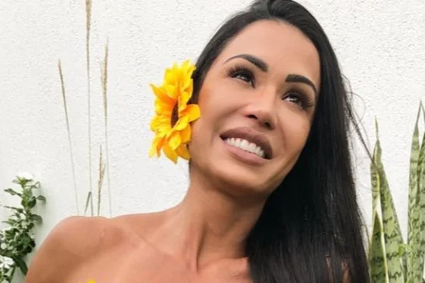 Gracyanne Barbosa aparece de microbiquíni e mostra tudo no pole dance