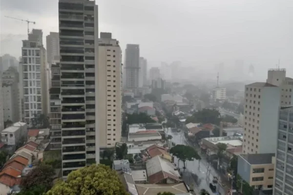 Semana tem previsão de chuva e alerta para pontos de alagamentos em São Paulo. Passagem de frente fria potencializa as precipitações - Metrópoles