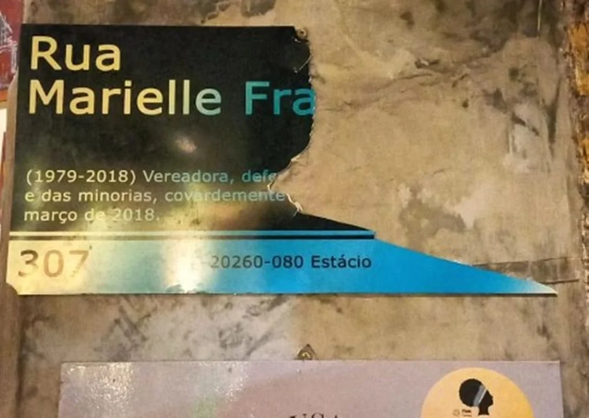 Placa Rua Marielle Franco foi destruída por cliente em bar no Rio de Janeiro Placa Rua Marielle Franco foi destruída por cliente em bar no Rio de Janeiro