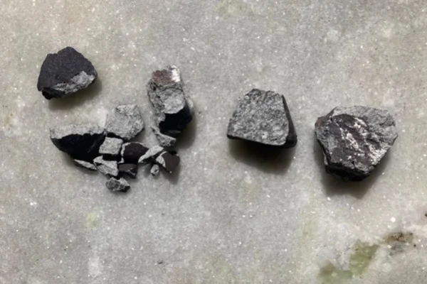 Queda de meteorito atrai colecionadores a fazenda em Goiás
