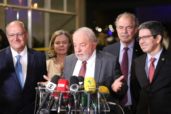 Imagem colorida do presidente eleito Luiz Inácio Lula da Silva (PT) durante coletiva de imprensa em frente ao Tribunal Superior Eleitoral (TSE)