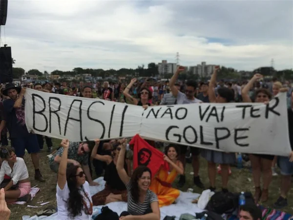 Grupo protesta contra golpe no Brasil durante o show do Rolling Stones em Cuba