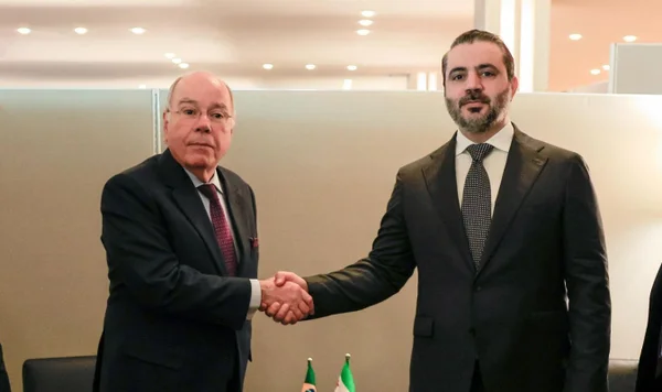Imagem colorida mostra o ministro das Relações Exteriores do Brasil, Mauro Vieira, e o chanceler da Síria - Metrópoles