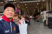 O golpe é conhecido no Mercadão: os clientes são coagidos a pagarem um valor maior do que o normal pelos itens levados O golpe é conhecido no Mercadão: os clientes são coagidos a pagarem um valor maior do que o normal pelos itens levados