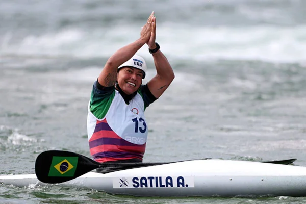 imagem colorida de Ana Sátila celebrando - Metrópoles