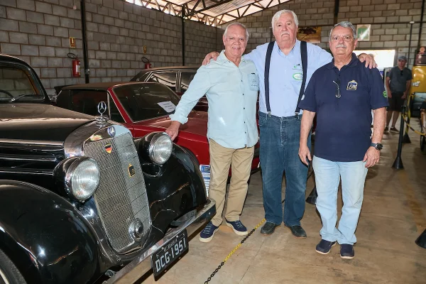 Encontro de Veículos Antigos reúne gerações de apaixonados por carros