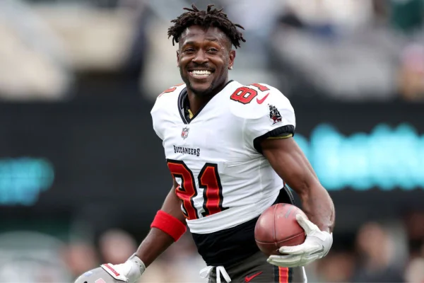 Depois de cinco meses foragido, atleta da NFL é detido em Dubai