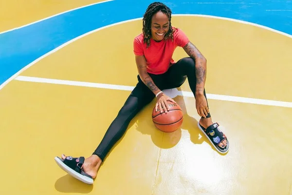 Jogadora de basquete Raphaella Monteiro em campanha da Rider