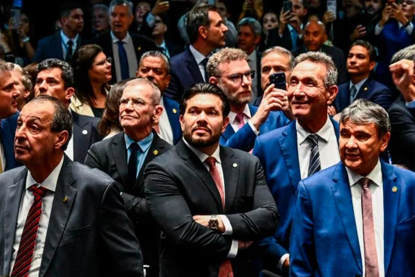 Senador que "apoiou" Messias sorriu ao olhar votação desfavorável