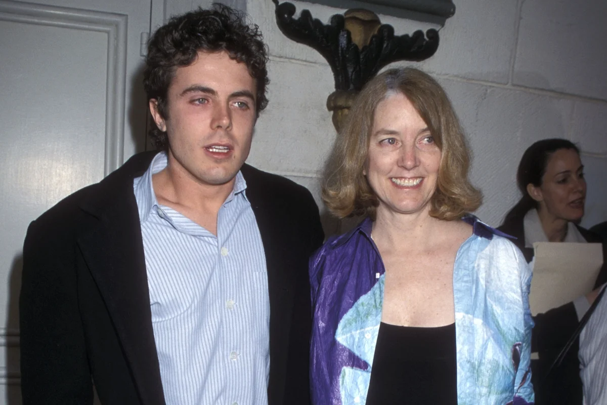 Casey Affleck ao lado da mãe, Chris Boldt attend na Premiere de Committed Westwood Casey Affleck ao lado da mãe, Chris Boldt attend na Premiere de Committed Westwood