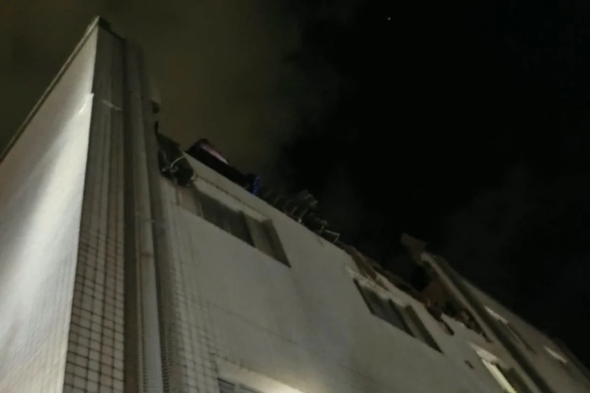 Explosão de gás deixa 2 pessoas feridas e interdita prédio no litoral de SP - imagem 1 Explosão de gás deixa 2 pessoas feridas e interdita prédio no litoral de SP - imagem 1