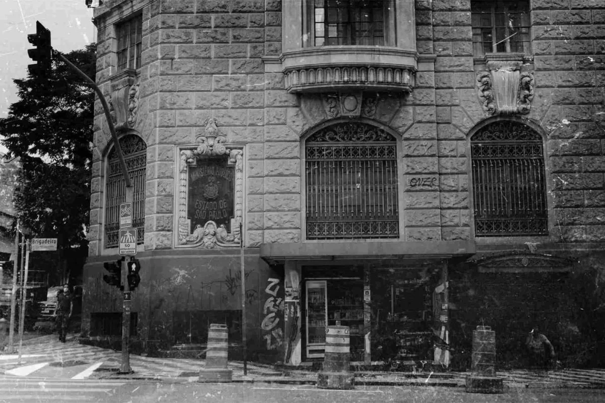 Foto em preto e branco da fachada do Ministério Público de São Paulo (MPSP) - Metrópoles