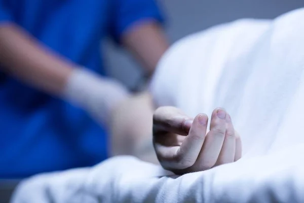 Médico precisa amarrar gaze no rosto por falta de máscara no HRSM