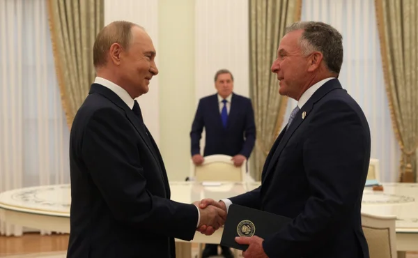 imagem colorida vladimir putin e steve witkoff