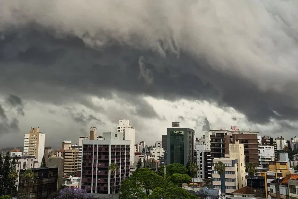 Imagem colorida, chegada do temporal em Porto Alegre- Metrópoles