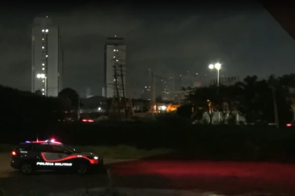 Imagem colorida de local onde polícia encontrou corpo de mulher em mala