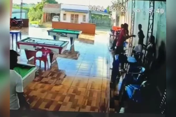 Imagem colorida, Homem tenta matar ex a tiros em bar no Acre, arma falha e ele é preso - Metrópoles