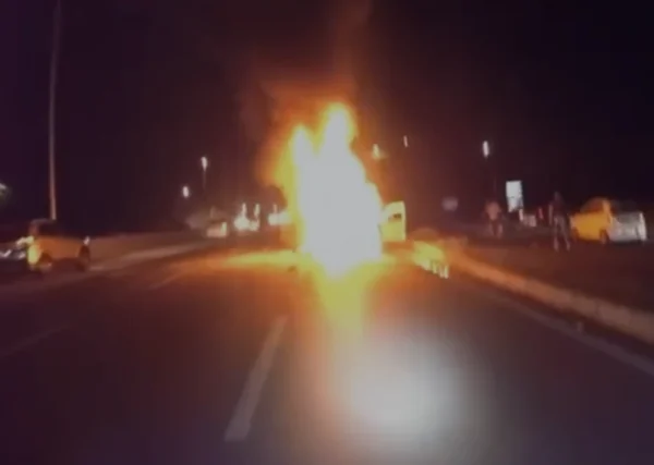 PM salva motociclista de carro em chamas após acidente grave no DF