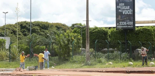A fé move montanhas e tapa buracos. Infraestrutura, só em volta da igreja da distrital Sandra Faraj em Taguatinga