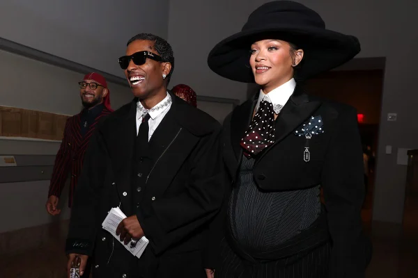 Foto colorida de A$AP Rocky e Rihanna - Metrópoles
