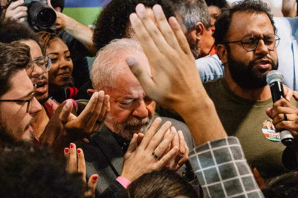 Doc da Netflix mostra como fé e política se misturam no Brasil