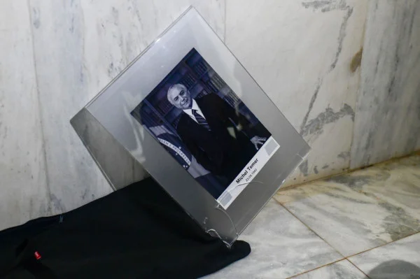 Quadro de Temer despenca de galeria dos presidentes no Planalto. Fotos