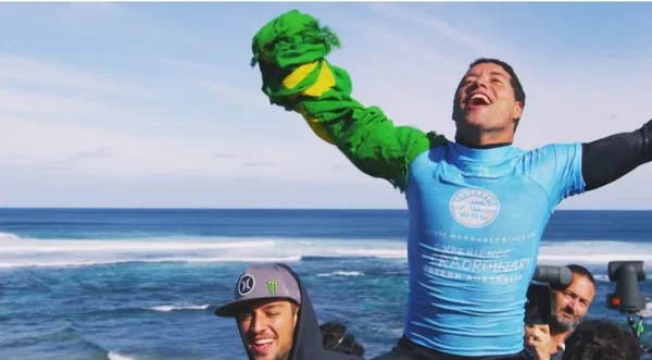 Com ajuda de Medina, Mineirinho conquista mundo e é campeão de surfe pela 1ª vez