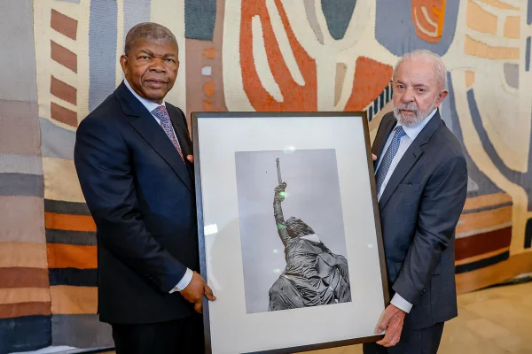 No Brasil, presidente de Angola recebe fotografia de Sebastião Salgado - Metrópoles