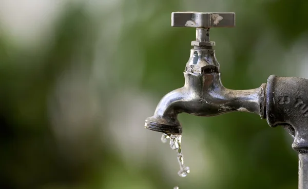 Adutora rompe no Lago Sul e afeta abastecimento de água