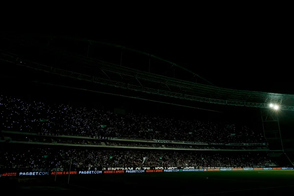 Imagem do estádio Nilton Santos sem luz - Metrópoles
