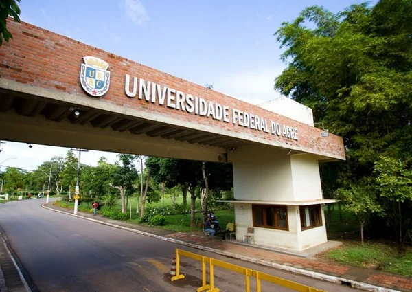 Universidade Federal do Acre abre vagas com salários de até R$ 4 mil