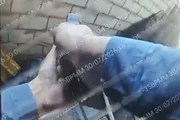 Policial se aproxima de criminoso Policial se aproxima de criminoso