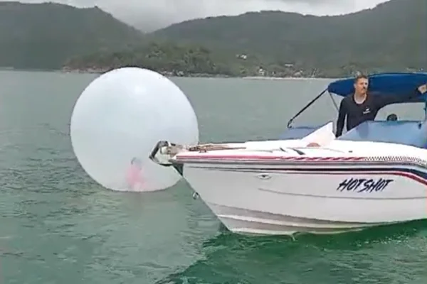 Vídeo: menino é resgatado após ficar à deriva em bolha inflável no mar